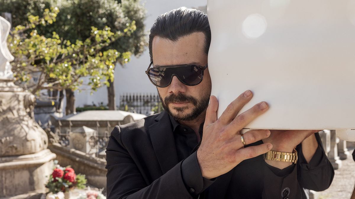 „Zwei Gräber“ ist beste Unterhaltung ´für „Haus des Geldes“-Fans. Alvaro Morte als Rafael in „Zwei Gräber“.