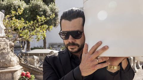 Alvaro Morte als Rafael in „Zwei Gräber“. - Foto: JORGE FUEMBUENA/NETFLIX