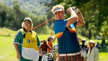 Sam und Lonnie auf dem Golfplatz. - Foto: Colleen E Hayes/Netflix Sam und Lonnie auf dem Golfplatz. - Foto: Colleen E Hayes/Netflix